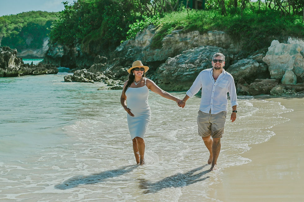María y Pedro paseando por la playa después de su propuesta de matrimonio y sesión de embarazo en Punta Cana.