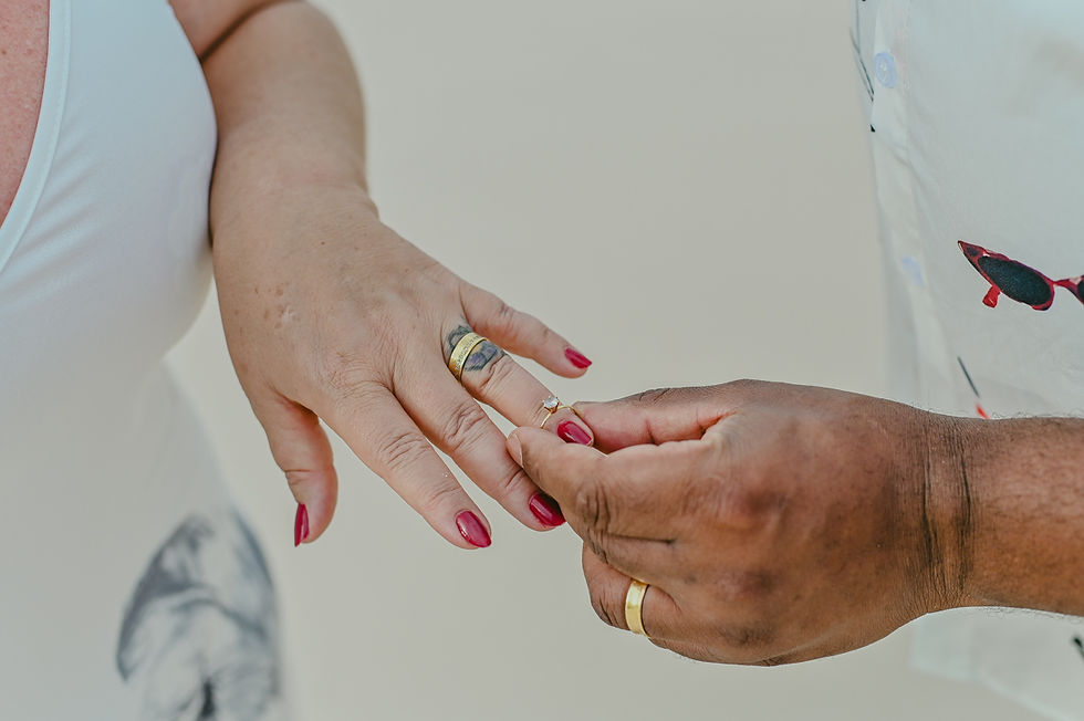 Detalle del anillo de compromiso durante una propuesta de matrimonio en la playa de Punta Cana