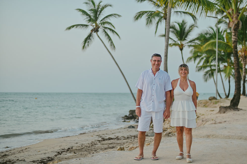 Pareja de primos caminando por la arena durante una sesion de fotos en la playa en Miches Republica Dominicana entre Club Med Miches y Dreams Playa Esmeralda con fotografo profesional