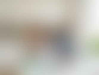 Družina doma za mizo pregleduje zavarovalne dokumente in prenosnik ter primerja zavarovanja v Sloveniji.