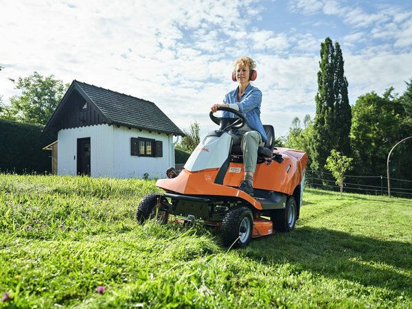 Miniature : TRACTEUR TONDEUSE STIHL RT 4082