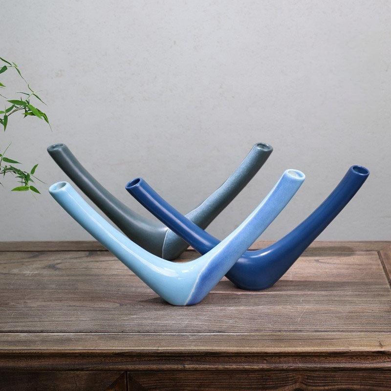 vase in V-Form im Japandi-Stil