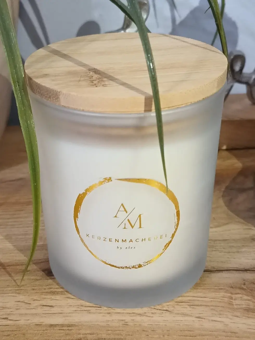 Miniaturbild: Kerzenglas mit AM Logo im Goldrahmen, Edle Streichhölzer Personalisierbar, auf Holzoberfläche, Dekovision