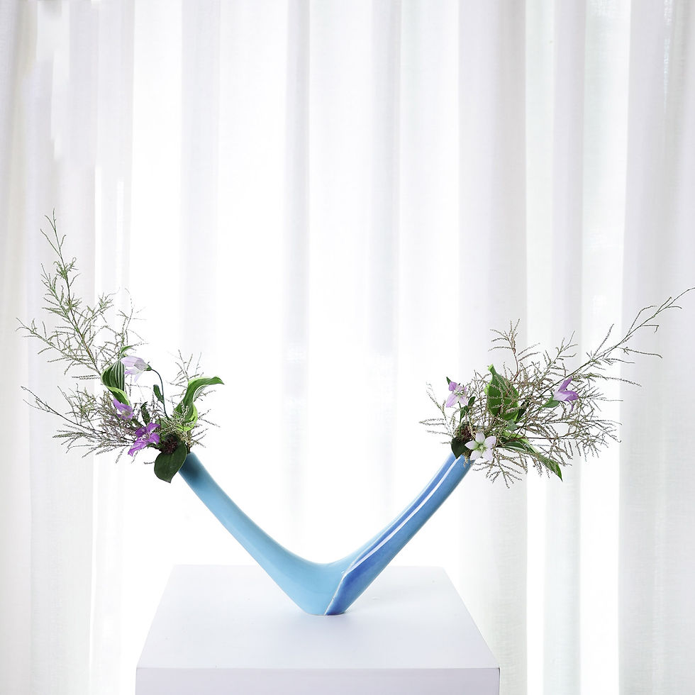 vase in V-Form im Japandi-Stil