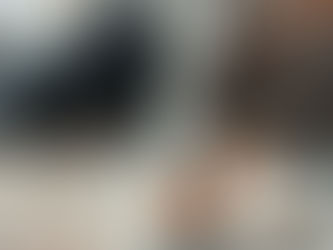 Mujer escibiendo en su journal