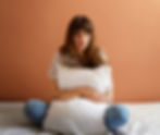 mulher com baixa libido sentada na cama triste
