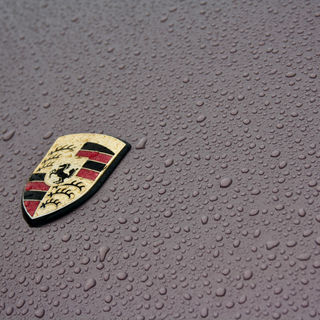 Porsche badge on cassis red lid