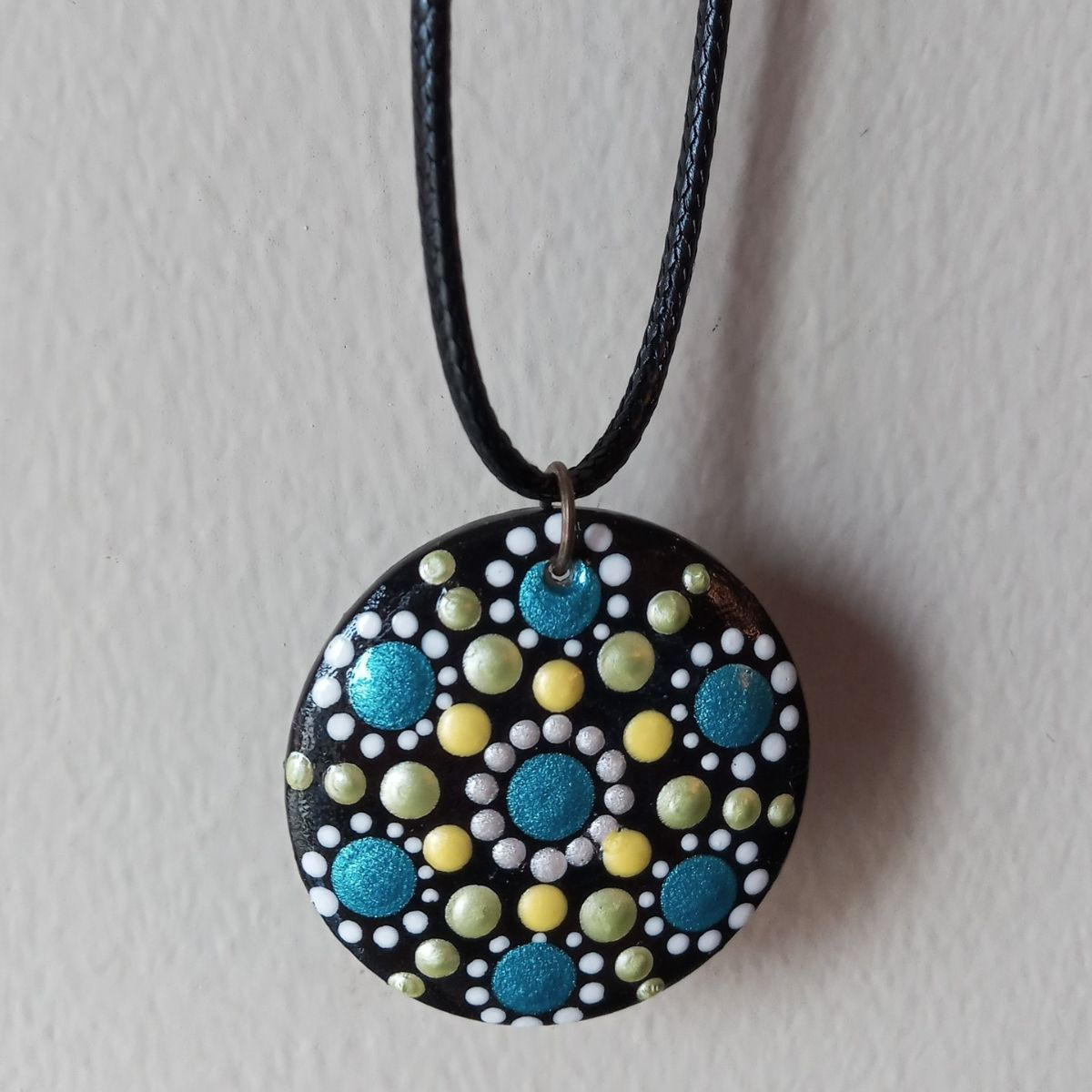 Pendentif en bois et acrylique #12 réalisée par l'artiste peintre Mélanie Boutin - Les pierres joyeuses