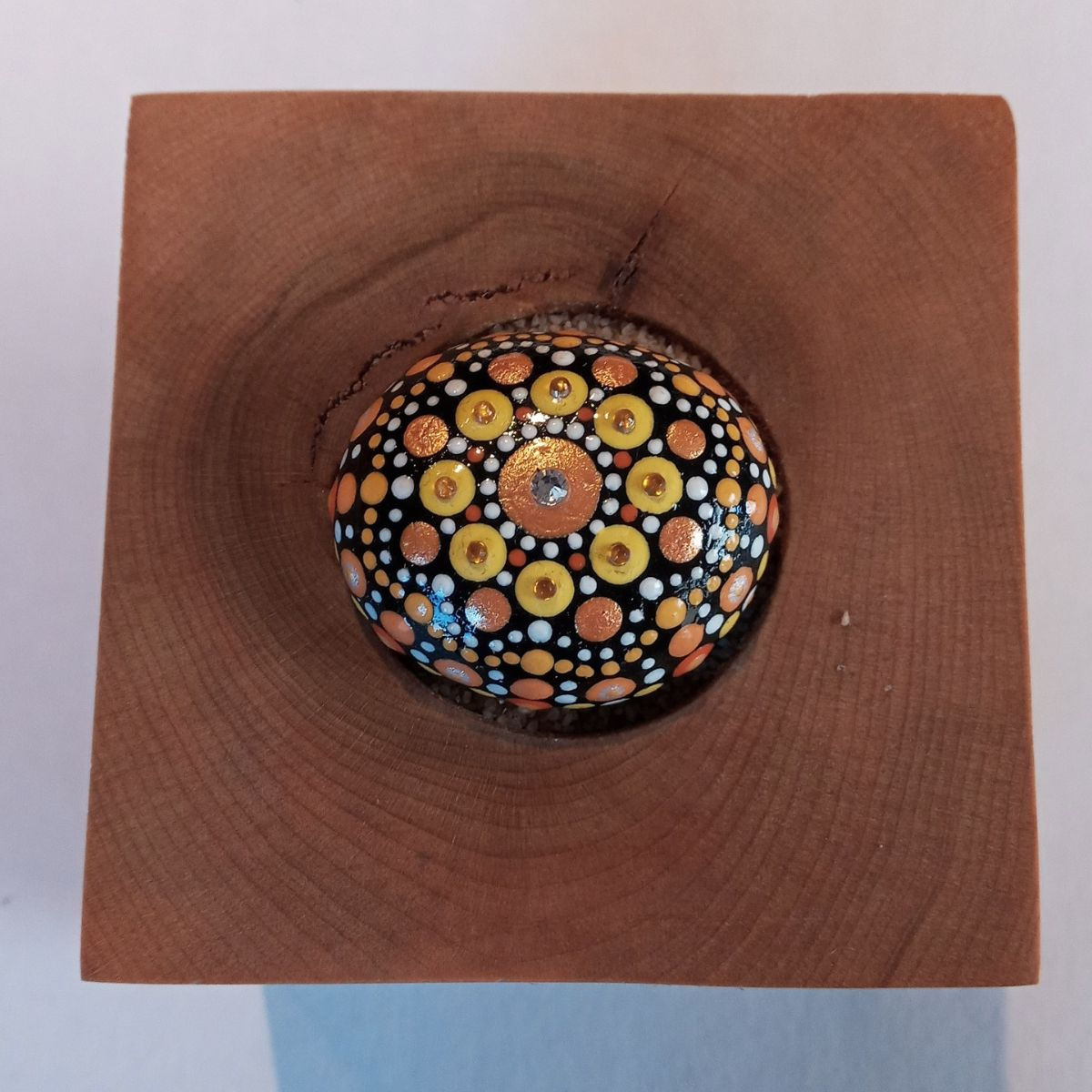 Peinture sur roche 115 vue de haut par l'artiste Mélanie Boutin - les pierres joyeuses