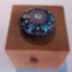 Peinture sur roche 152 vue de côté par l'artiste Mélanie Boutin - les pierres joyeuses