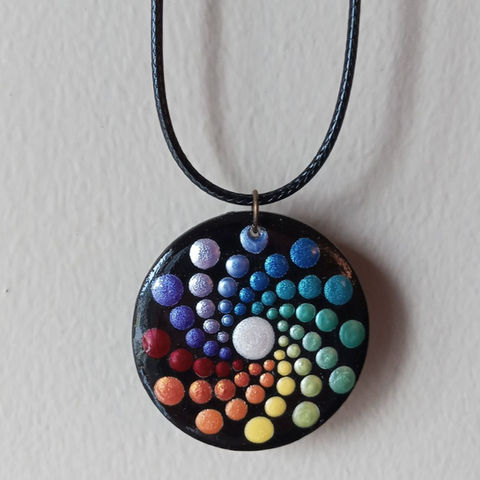 Pendentif en bois peint par l'artiste Mélanie Boutin - Les pierres joyeuses