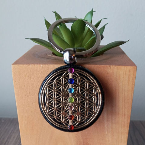 Porte-clé en bois peint par l'artiste Mélanie Boutin - Les pierres joyeuses