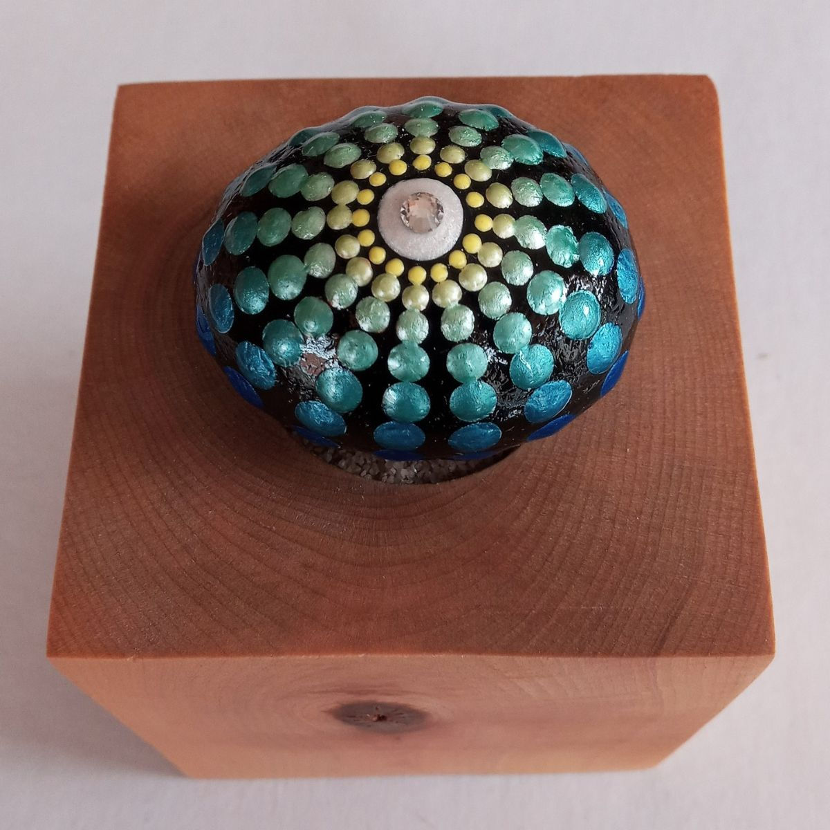 Peinture sur roche dégradé vert-bleu vue de dessus par l'artiste peintre Mélanie Boutin - les pierres joyeuses