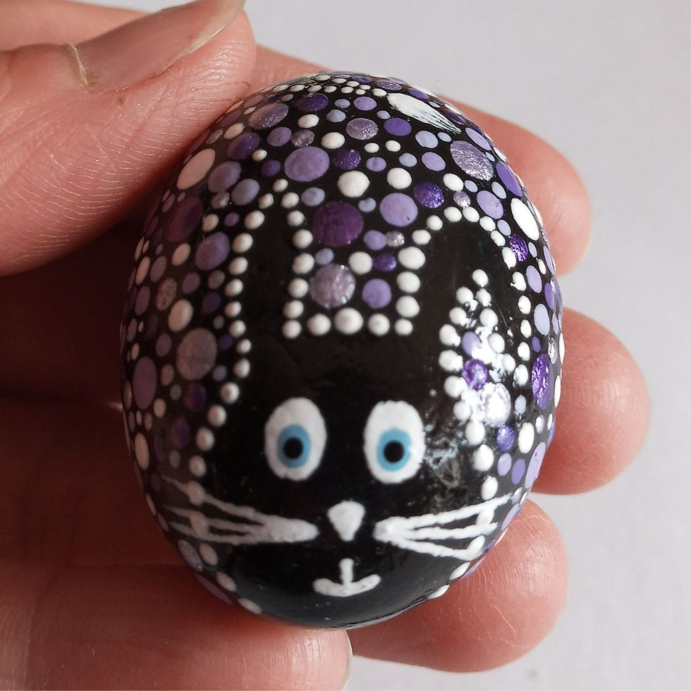 Peinture sur roche lapin mauve par l'artiste Mélanie Boutin - les pierres joyeuses