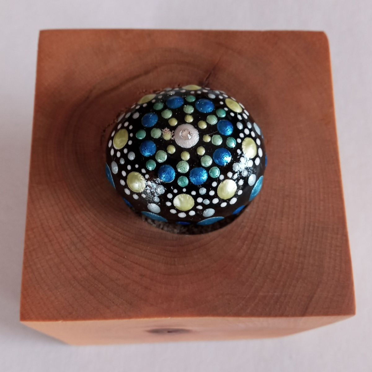 Peinture sur roche 113 vue de haut par l'artiste Mélanie Boutin - les pierres joyeuses