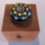 Peinture sur roche 155 vue de côté par l'artiste Mélanie Boutin - les pierres joyeuses