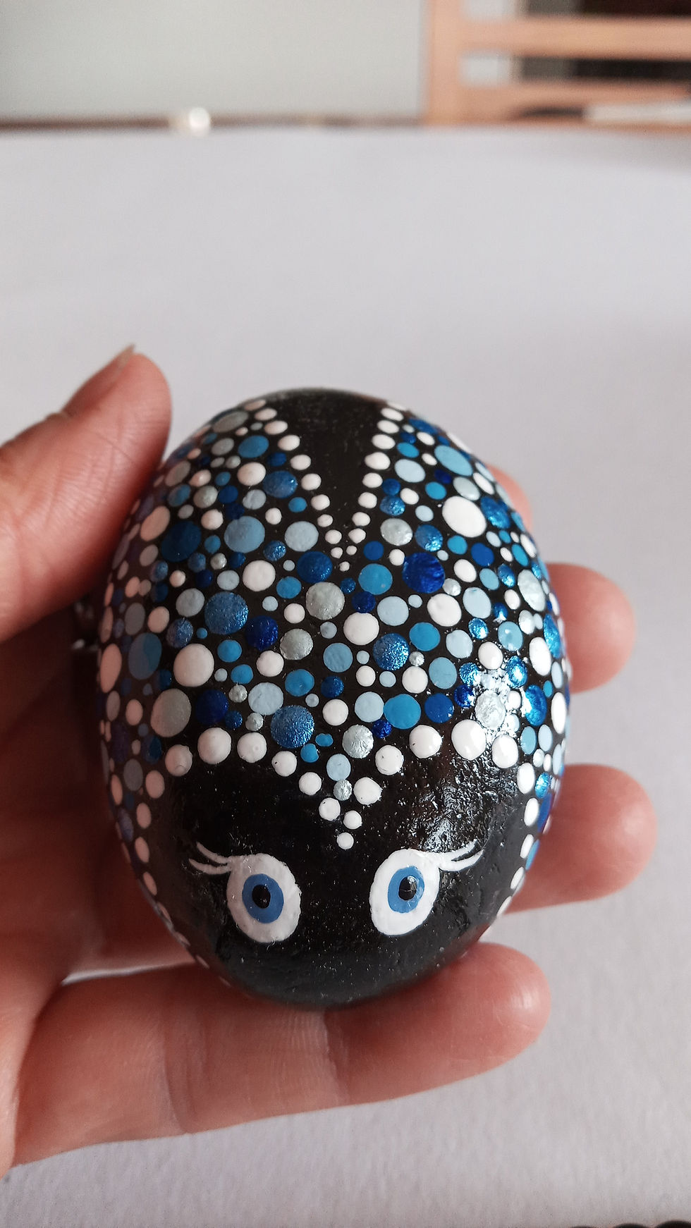 Peinture sur roche Coccinelle bleue #1 par l'artiste Mélanie Boutin - les pierres joyeuses