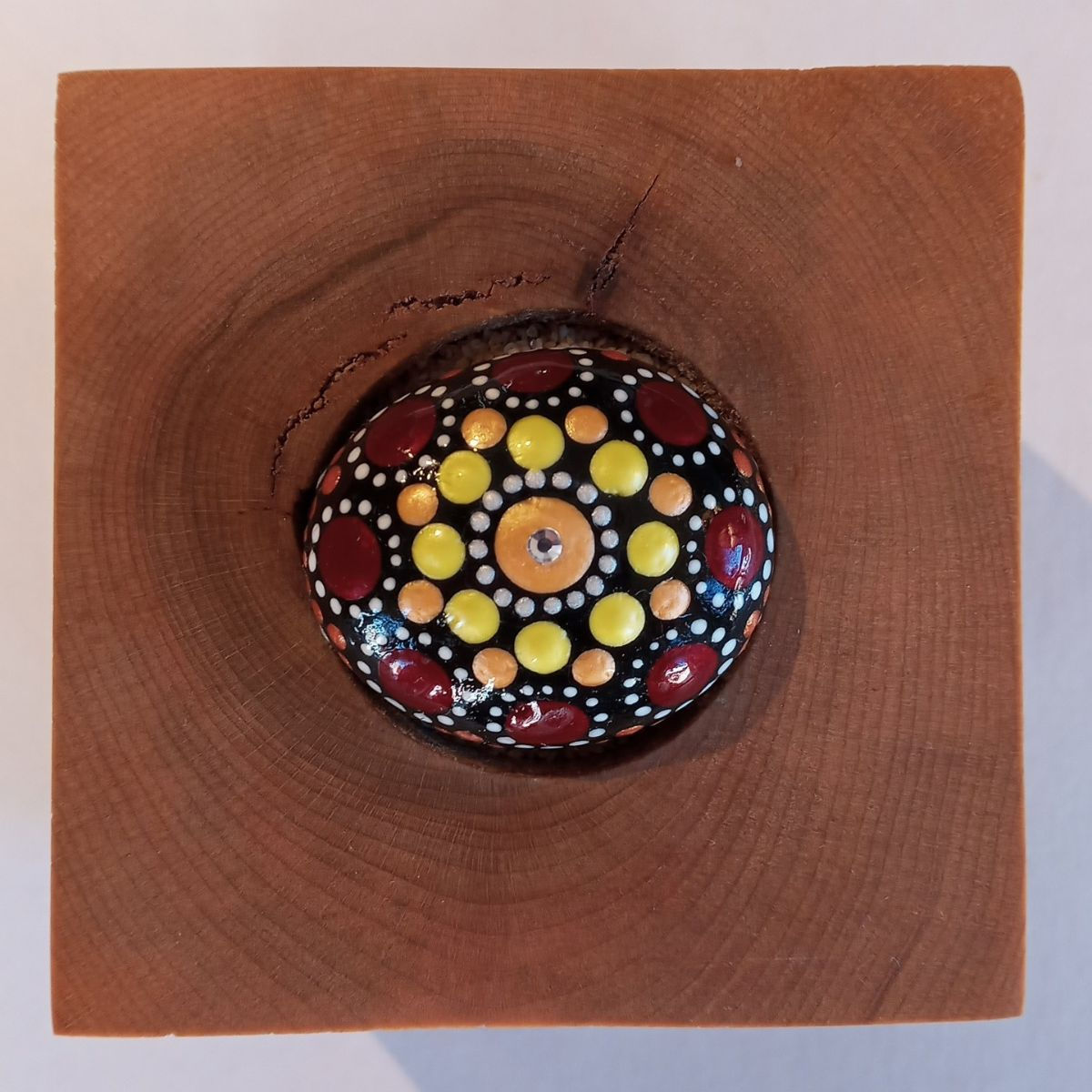 Peinture sur roche 116 vue de haut par l'artiste Mélanie Boutin - les pierres joyeuses