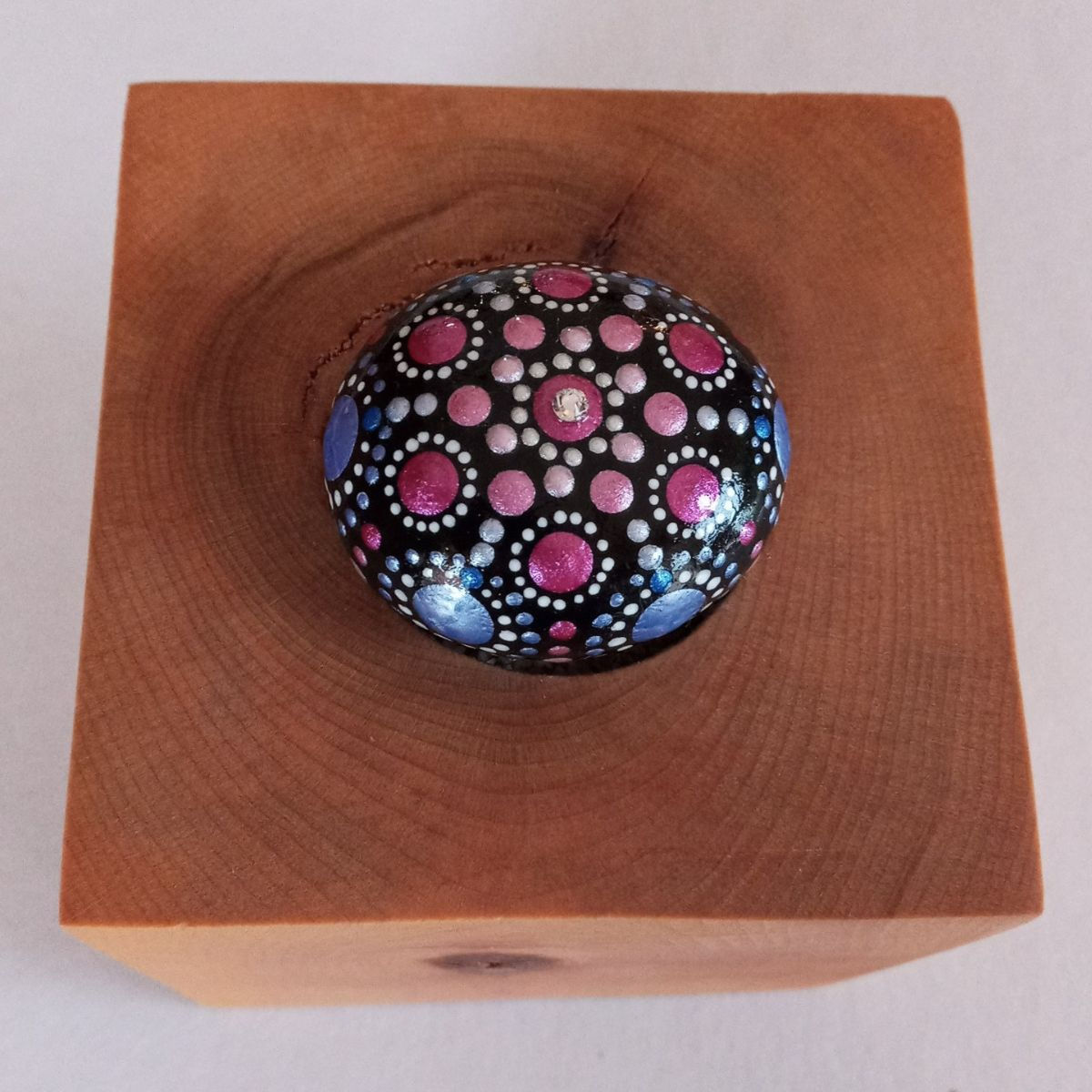 Peinture sur roche 77 vue de haut par l'artiste Mélanie Boutin - les pierres joyeuses