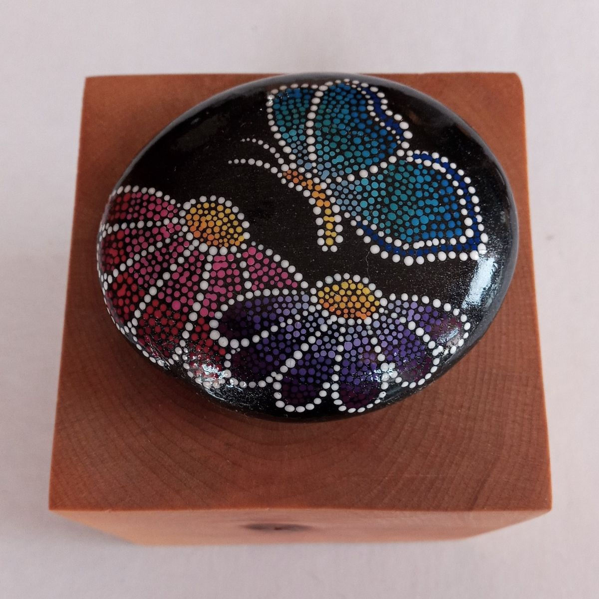 Peinture sur roche Papillon sur fleurs #3 vue de haut par l'artiste Mélanie Boutin - les pierres joyeuses