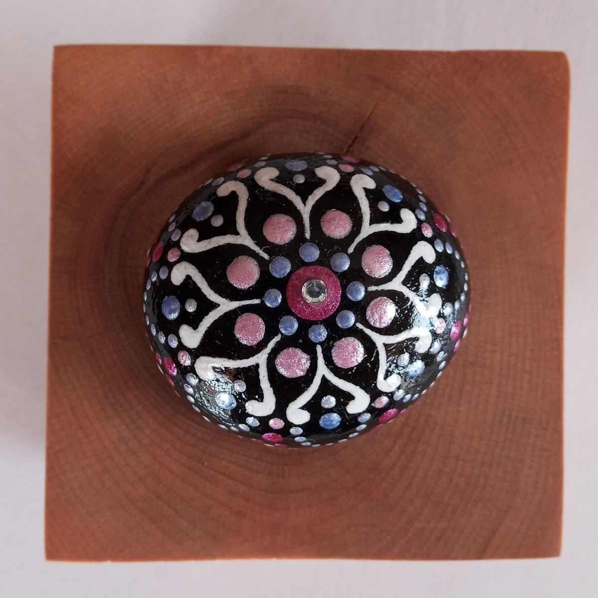 Peinture sur roche Fleur ronds roses pâles vue de haut par l'artiste Mélanie Boutin - les pierres joyeuses