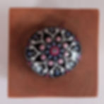 Miniature : Peinture sur roche Fleur ronds roses pâles vue de haut par l'artiste Mélanie Boutin - les pierres joyeuses