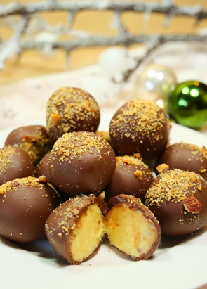 Boules au chocolat blanc et amandes concassées enrobées de chocolat noir