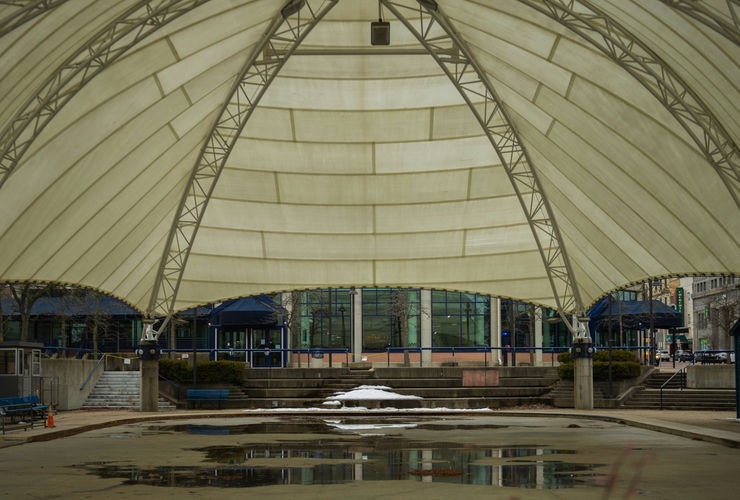 Photo d'un grand parc de trampolines intérieur, avec de nombreuses zones de saut interconnectées, vu d'un angle élevé.