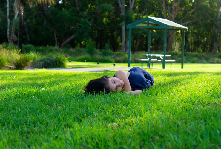 Pieds en plein atterrissage sur une ligne tracée au sol, avec un flou de mouvement pour montrer le dynamisme et la précision du geste.