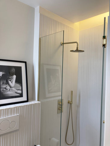 douche paroi douche en laiton et robinetterie laiton, carrelage ondulé