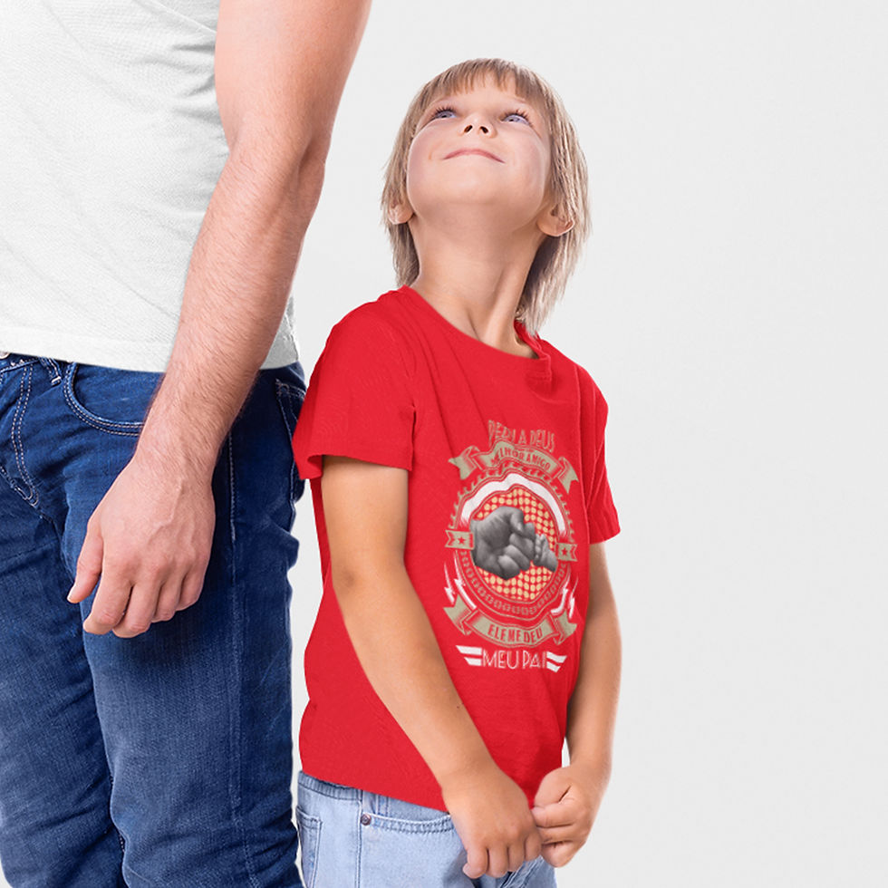 Miniatura: menino ao lado do pai, vestindo camiseta dia dos pais infantil vermelha. estampa linda pai e filho