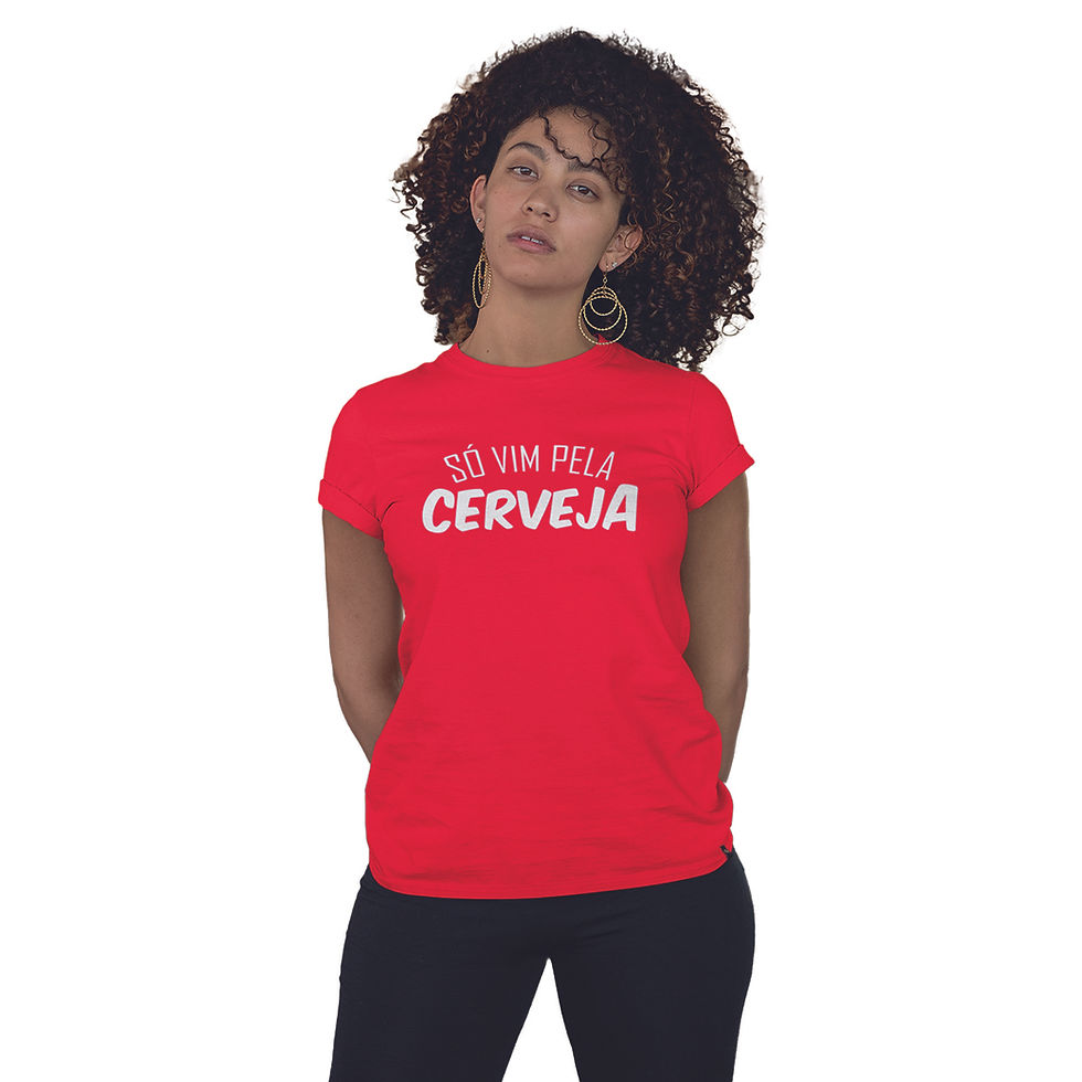 Miniatura: mulher de cabelos cacheados, vestindo camiseta só vim pela cerveja feminina vermelha. Na estampa  a frase