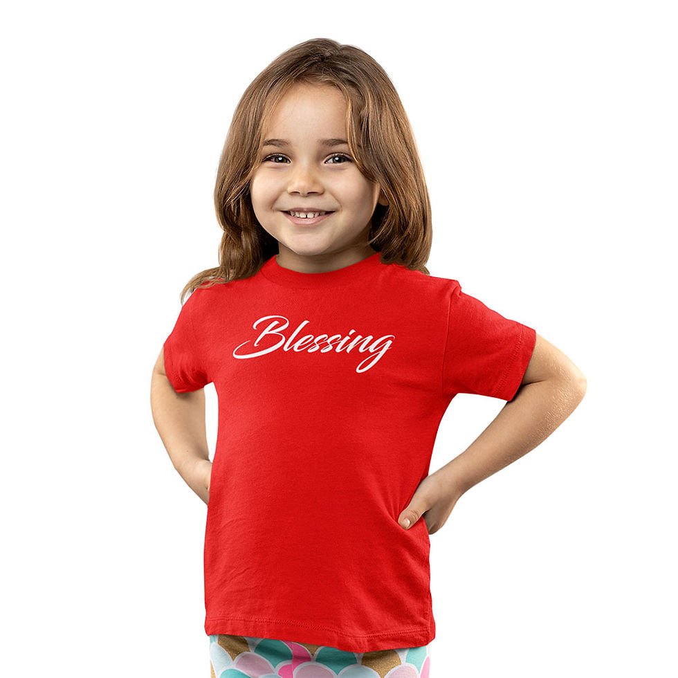 Miniatura: menina com mãos no quadril, vestindo camiseta benção infantil vermelha. Na estampa a palavra Blessing