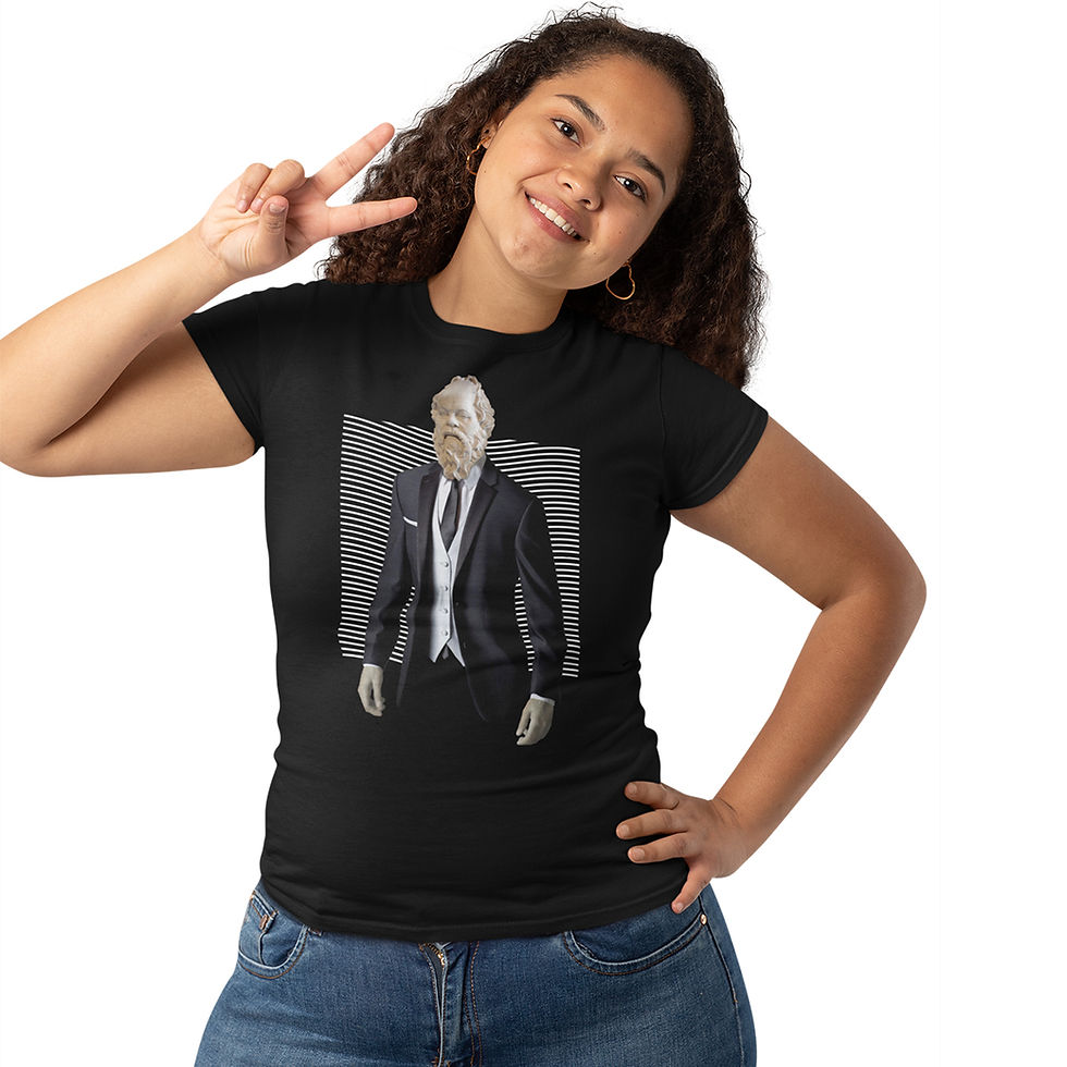 Miniatura: mulher fazendo V com a mão, vestindo camiseta estátua platão filosofia feminina preta. Na estampa, platão de terno e gravata