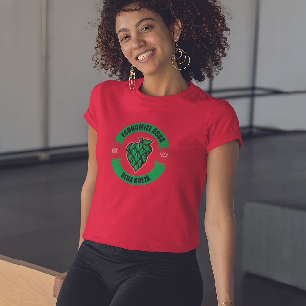 Miniatura: Mulher sentada, vestindo Camiseta Cerveja Economize Água feminina vermelha. Na estampa a frase e um lúpulo