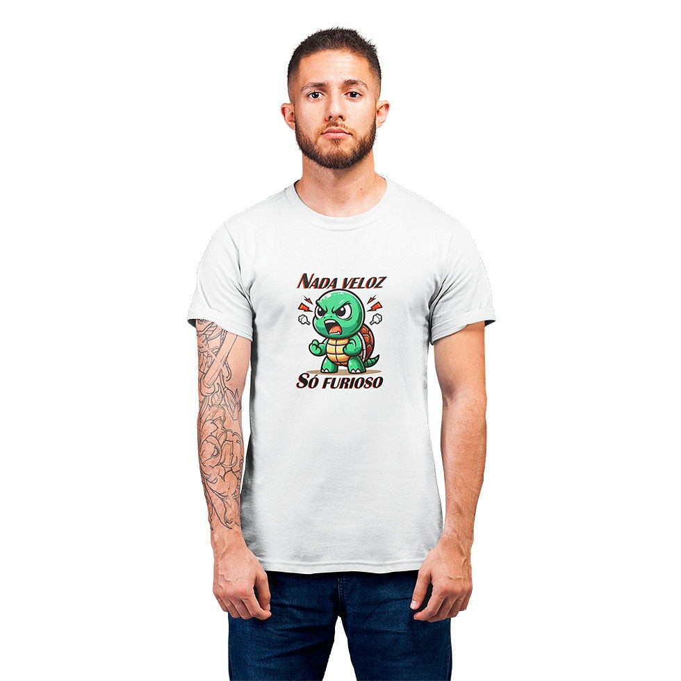 homem de frente, vestindo camiseta nada veloz só furioso branca. Estampa de uma tartaruga brava