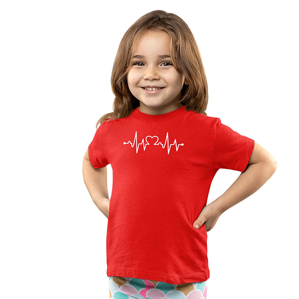 Miniatura: menina com mãos na cintura, vestindo camiseta preta coração batimento infantil vermelha. na estampa Batimento do coração
