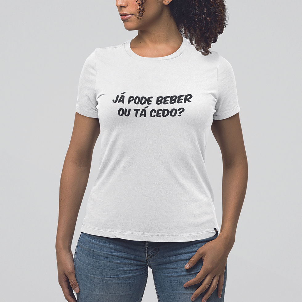 Miniatura: mulher olhando de lado, vestindo camiseta de bar já pode beber ou tá cedo feminina branca. Na estampa a frase