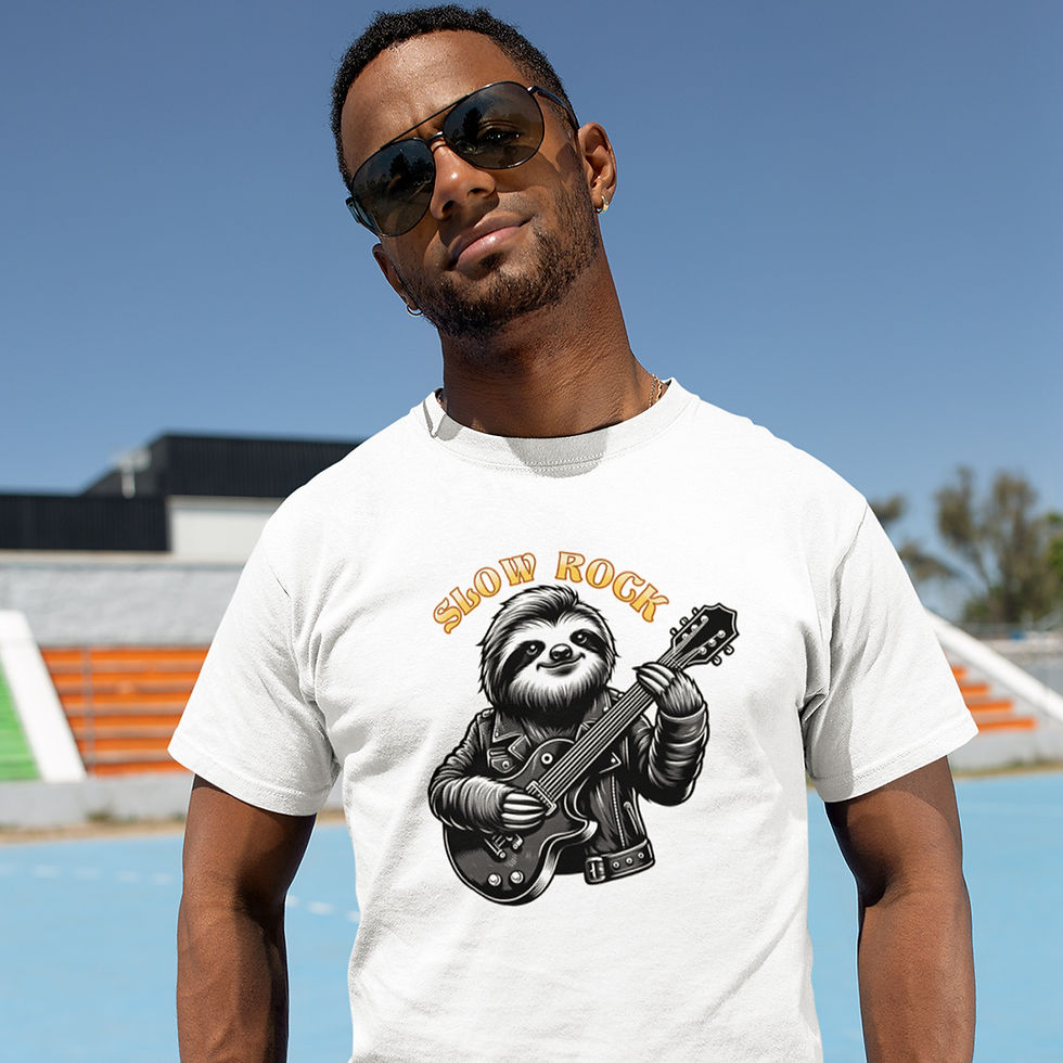 Miniatura: homem com piscina de fundo, vestindo camiseta slow rock preguiça masculina branca. Na estampa, uma preguiça toca guitarra