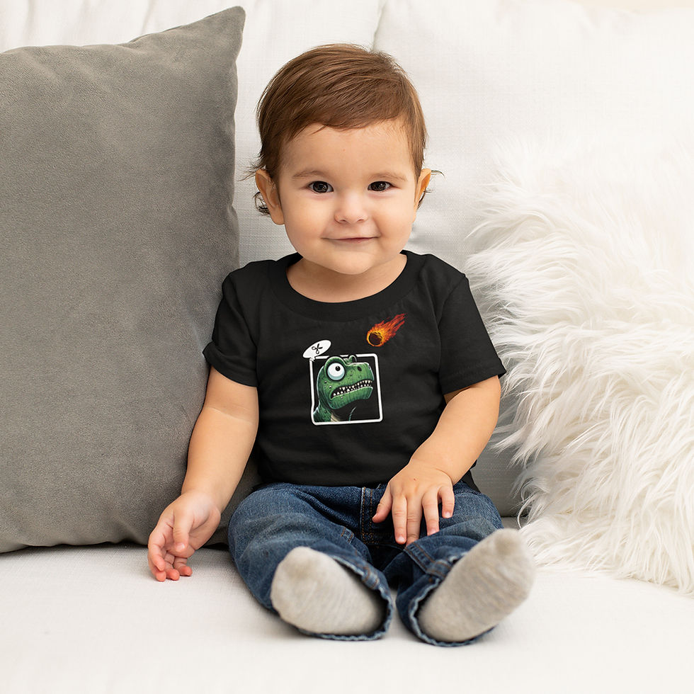 Miniatura: menino sentado vestindo camiseta dinossauro infantil, na estampa um trex joga jo ken po contra um meteóro