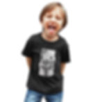 menino atitude rock n roll, vestindo camiseta rock pra sempre infantil preta. Na estampa a palavra rock bagunçada