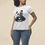 Miniatura: mulher com mão na cintura, vestindo camiseta panda amor feminina branca. Na estampa um panda faz um coração com as patas