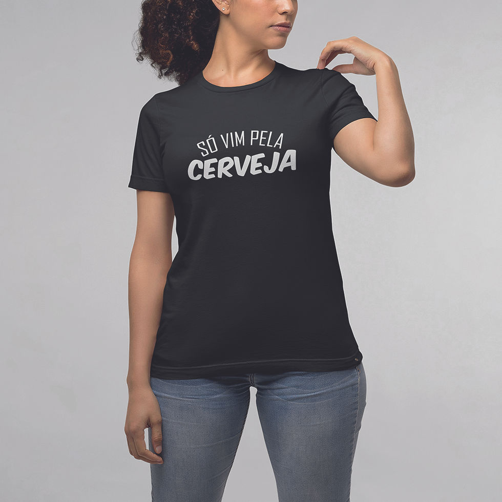 Miniatura: mulher com mão no ombro, vestindo camiseta só vim pela cerveja feminina preta. Na estampa  a frase