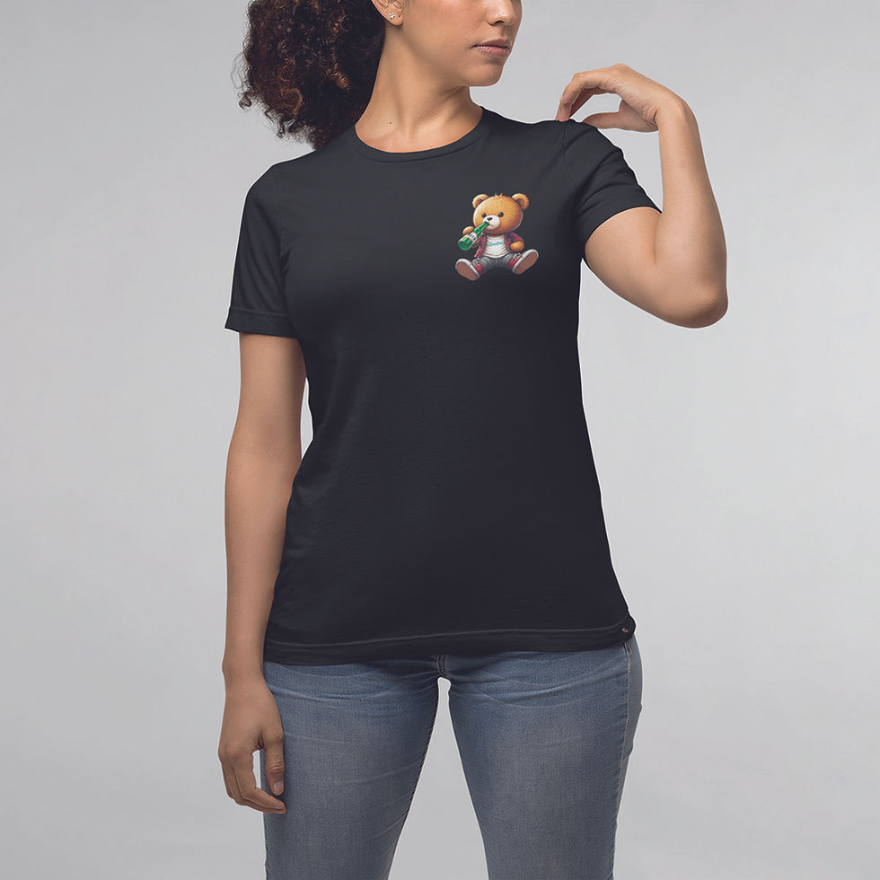 Miniatura: mulher com mão no ombro, vestindo camiseta urso de bar feminina preta. Na estampa um urso bebendo breja