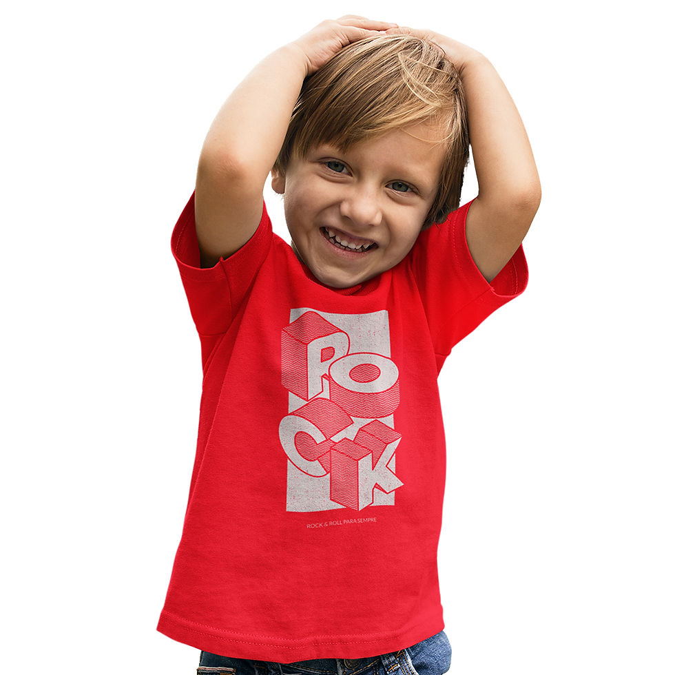 Miniatura: menino com mão na cabeça, vestindo camiseta rock pra sempre infantil vermelha. Na estampa a palavra rock bagunçada