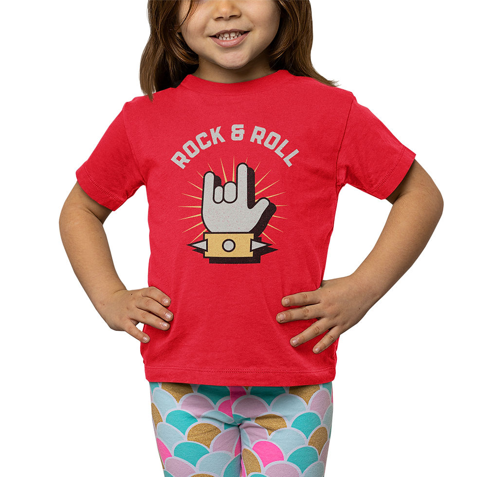 Miniatura: menina com mão na cintura zoom, vestindo camiseta preta já ouço rock & roll vermelha. Na estampa, uma mão rock