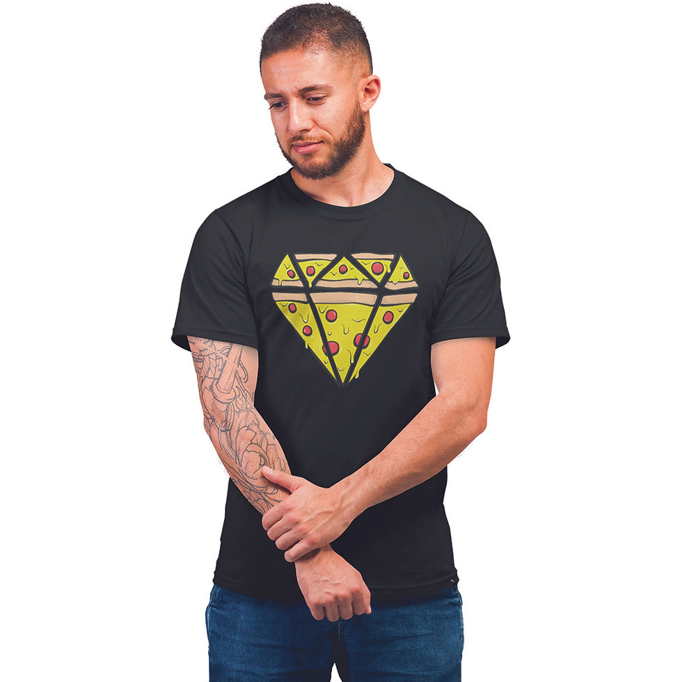 Miniatura: homem com mão no pulso, vestindo camiseta amo pizza masculina preta. Na estampa um diamante feito de pizza