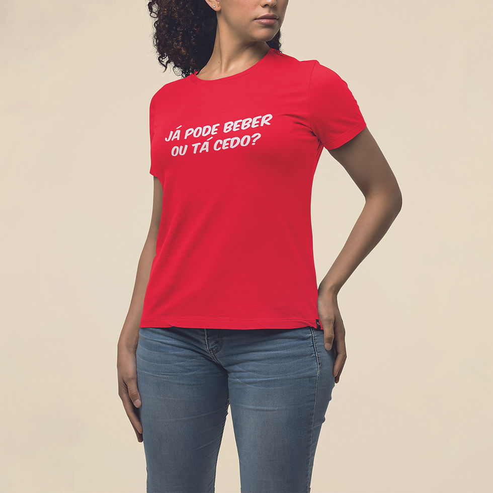 Miniatura: mulher com mão no quadril, vestindo camiseta de bar já pode beber ou tá cedo feminina vermelha. Na estampa a frase