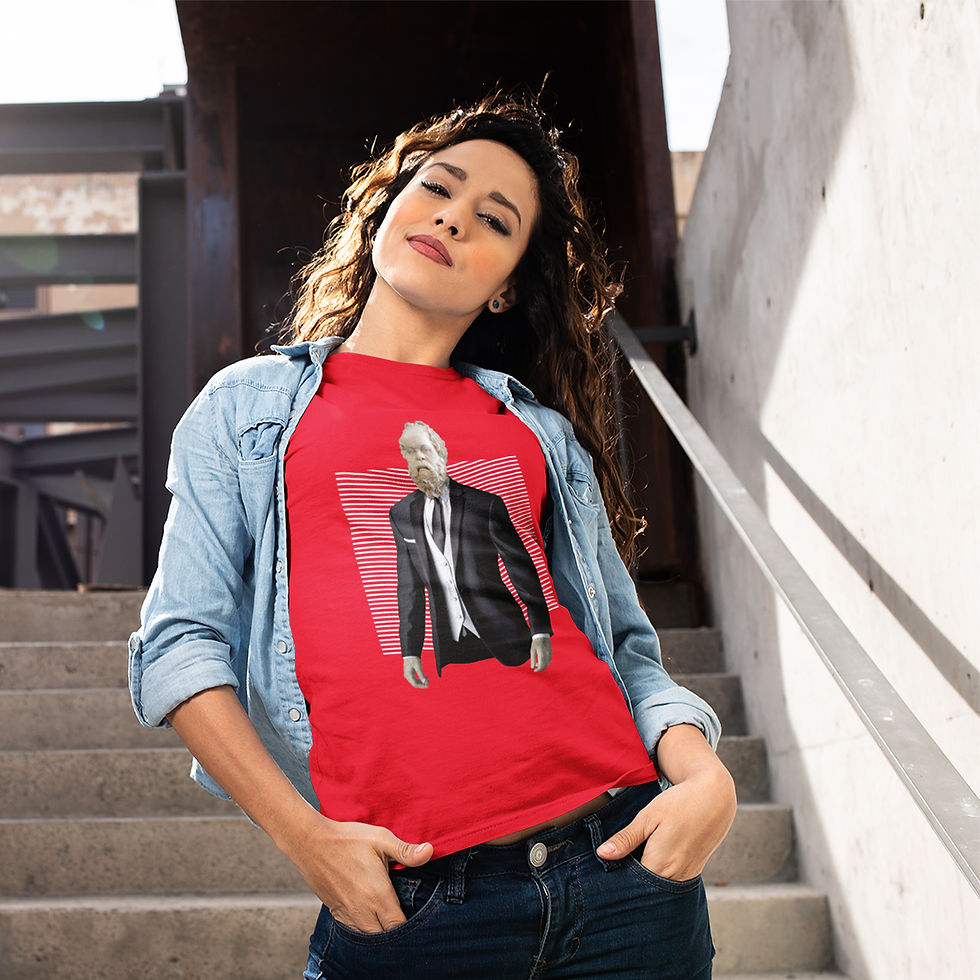 Miniatura: mulher na escada, vestindo camiseta estátua platão filosofia feminina vermelha. Na estampa, platão de terno e gravata