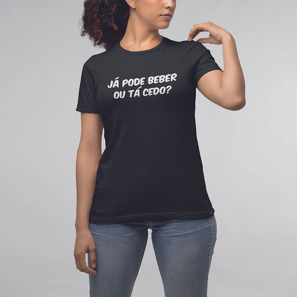 Miniatura: mulher com mão no ombro, vestindo camiseta de bar já pode beber ou tá cedo feminina preta. Na estampa a frase